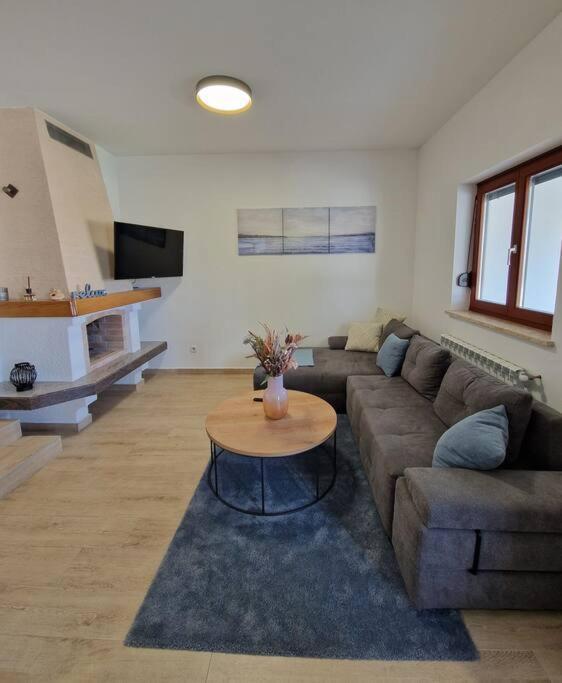 Villa Castanea - Kuca Za Odmor S Bazenom Kukci エクステリア 写真